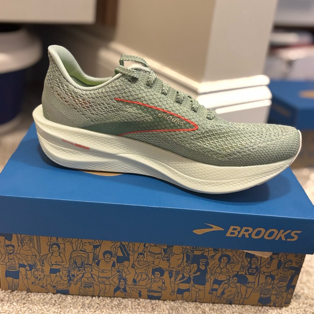 Brooks Hyperion Elite 3 W 8 M 6.5
New in Box!